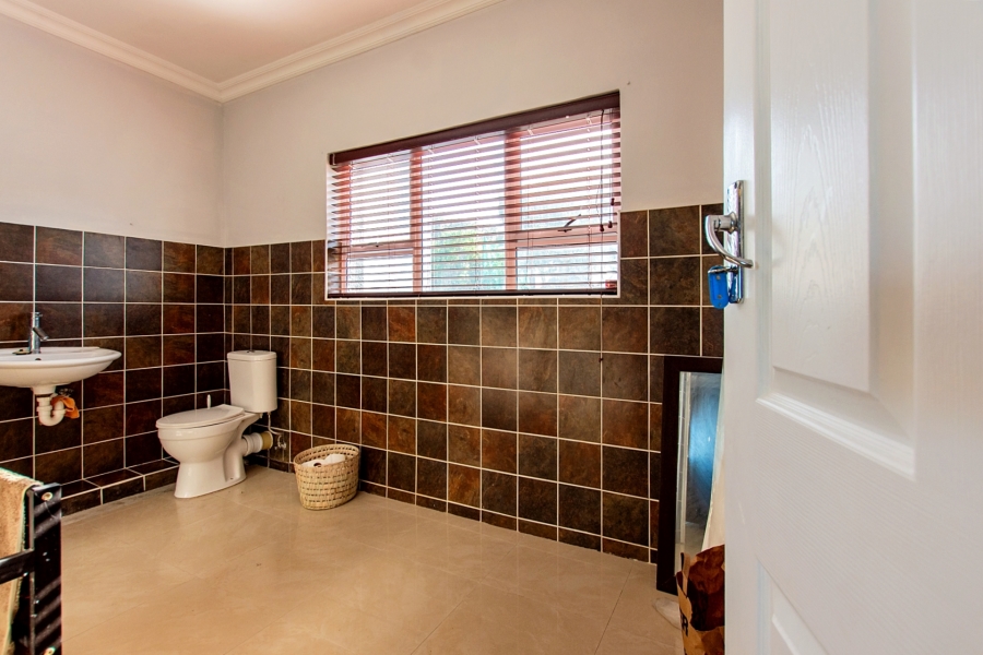 To Let 4 Bedroom Property for Rent in Yzerfontein Western Cape